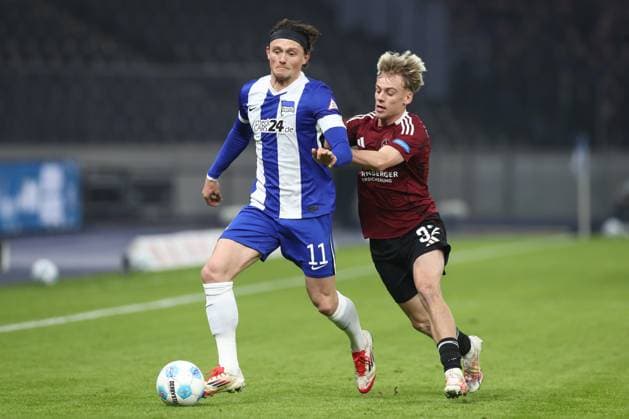 21 02 2025, xtgx, Fußball 2 Bundesliga, Hertha BSC Berlin 1 FC Nuernberg emspor, v l Fabian Reese Hertha, 11 , Tim Janisch Nuernberg, 32 Zweikampf, Duell, Kampf, tackle DFL DFB REGULATIONS PROHIBIT ANY USE OF PHOTOGRAPHS as IMAGE SEQUENCES and or QUASI VIDEO Berlin