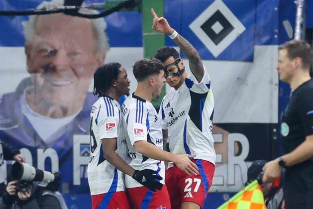 Davie Selke Hamburger SV celebrates his goal with teammates, 2 Bundesliga, Hamburger SV vs 1 FC Kaiserslautern, Volksparkstadion, February 21, 2025 in Hamburg, Germany Photo by Marco Steinbrenner DeFodi Images Davie Selke Hamburger SV celebrates his goal with teammates, 2 Bundesliga, Hamburger SV vs 1 FC Kaiserslautern, Volksparkstadion, February 21, 2025 in Hamburg, Germany Photo by Marco Steinbrenner DeFodi Images DFB DFL REGULATIONS PROHIBIT ANY USE OF PHOTOGRAPHS AS IMAGE SEQUENCES AND OR QUASI VIDEO