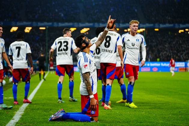 Goal celebration after scoring 1 0 Davie Selke Hamburger SV, 27 , betet GER, Hamburger SV vs 1 FC Kaiserslautern, Football, 2 Bundesliga, Matchday 23, Season 2024 2025, 21 02 2025 DFL REGULATIONS PROHIBIT ANY USE OF PHOTOGRAPHS AS IMAGE SEQUENCES AND OR QUASI VIDEO GER, Hamburger SV vs 1 FC Kaiserslautern, Football, 2 Bundesliga, Matchday 23, Season 2024 2025, 21 02 2025 Hamburg Copyright: xEibner-Pressefoto MarcelxvonxFehrnx EP_MFN