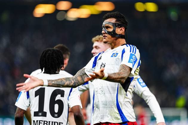Goal celebration after scoring 1 0 Davie Selke Hamburger SV, 27 GER, Hamburger SV vs 1 FC Kaiserslautern, Football, 2 Bundesliga, Matchday 23, Season 2024 2025, 21 02 2025 DFL REGULATIONS PROHIBIT ANY USE OF PHOTOGRAPHS AS IMAGE SEQUENCES AND OR QUASI VIDEO GER, Hamburger SV vs 1 FC Kaiserslautern, Football, 2 Bundesliga, Matchday 23, Season 2024 2025, 21 02 2025 Hamburg Copyright: xEibner-Pressefoto MarcelxvonxFehrnx EP_MFN