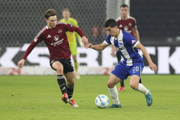 21 02 2025, xtgx, Soccer 2 Bundesliga, Hertha BSC Berlin 1 FC Nuernberg emspor, v l Caspar Jander Nuernberg, 20 , Ibrahim Maza Hertha, 10 duel, duel, fight, tackle DFL DFB REGULATIONS PROHIBIT ANY USE OF PHOTOGRAPHS as IMAGE SEQUENCES and or QUASI VIDEO Berlin
