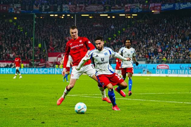 Filip Kaloc 1 FC Kaiserslautern, 26 , Ludovit Reis Hamburger SV, 14 GER, Hamburger SV vs 1 FC Kaiserslautern, Football, 2 Bundesliga, Matchday 23, Season 2024 2025, 21 02 2025 DFL REGULATIONS PROHIBIT ANY USE OF PHOTOGRAPHS AS IMAGE SEQUENCES AND OR QUASI VIDEO GER, Hamburger SV vs 1 FC Kaiserslautern, Football, 2 Bundesliga, Matchday 23, Season 2024 2025, 21 02 2025 Hamburg Copyright: xEibner-Pressefoto MarcelxvonxFehrnx EP_MFN