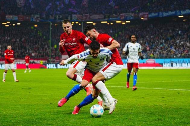 Filip Kaloc 1 FC Kaiserslautern, 26 , Ludovit Reis Hamburger SV, 14 , Maximilian Bauer 1 FC Kaiserslautern, 05 GER, Hamburger SV vs 1 FC Kaiserslautern, Football, 2 Bundesliga, Matchday 23, Season 2024 2025, 21 02 2025 DFL REGULATES PROHIBIT ANY USE OF PHOTOGRAPHS AS IMAGE SEQUENCES AND OR QUASI VIDEO GER, Hamburger SV vs 1 FC Kaiserslautern, Football, 2 Bundesliga, Matchday 23, Season 2024 2025, 21 02 2025 Hamburg Copyright: xEibner-Pressefoto MarcelxvonxFehrnx EP_MFN