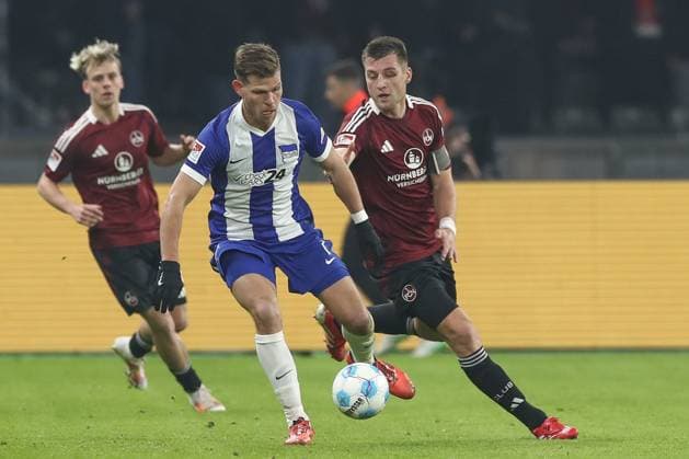 21 02 2025, xtgx, Soccer 2 Bundesliga, Hertha BSC Berlin 1 FC Nuernberg emspor, v l Florian Niederlechner Hertha, 7 , Robin Knoche Nuernberg, 31 duel, duel, fight, tackle DFL DFB REGULATIONS PROHIBIT ANY USE OF PHOTOGRAPHS as IMAGE SEQUENCES and or QUASI VIDEO Berlin