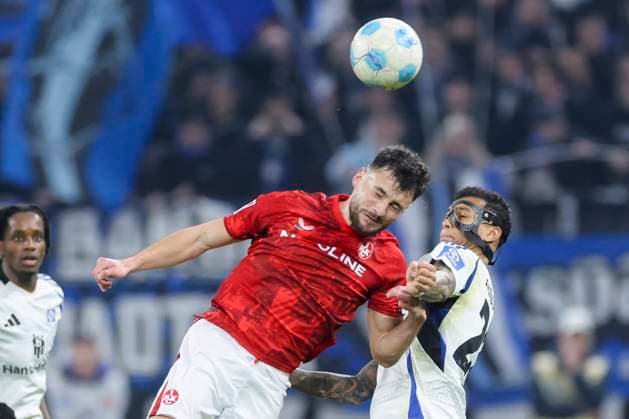 Maximilian Bauer 1 FC Kaiserslautern and Davie Selke Hamburger SV battle for the ball, 2 Bundesliga, Hamburger SV vs 1 FC Kaiserslautern, Volksparkstadion, February 21, 2025 in Hamburg, Germany Photo by Marco Steinbrenner DeFodi Images Maximilian Bauer 1 FC Kaiserslautern and Davie Selke Hamburger SV battle for the ball, 2 Bundesliga, Hamburger SV vs 1 FC Kaiserslautern, Volksparkstadion, February 21, 2025 in Hamburg, Germany Photo by Marco Steinbrenner DeFodi Images DFB DFL REGULATIONS PROHIBIT ANY USE OF PHOTOGRAPHS AS IMAGE SEQUENCES AND OR QUASI VIDEO