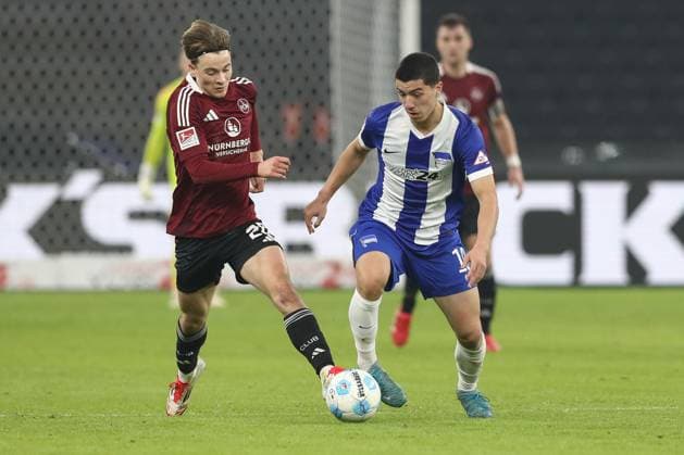 21 02 2025, xtgx, Soccer 2 Bundesliga, Hertha BSC Berlin 1 FC Nuernberg emspor, v l Caspar Jander Nuernberg, 20 , Ibrahim Maza Hertha, 10 duel, duel, fight, tackle DFL DFB REGULATIONS PROHIBIT ANY USE OF PHOTOGRAPHS as IMAGE SEQUENCES and or QUASI VIDEO Berlin