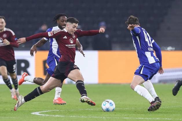 21 02 2025, xtgx, Football 2 Bundesliga, Hertha BSC Berlin 1 FC Nuernberg emspor, v l Julian Justvan Nuernberg, 10 , Pascal Klemens Hertha, 41 duel, duel, fight, tackle DFL DFB REGULATIONS PROHIBIT ANY USE OF PHOTOGRAPHS as IMAGE SEQUENCES and or QUASI VIDEO Berlin