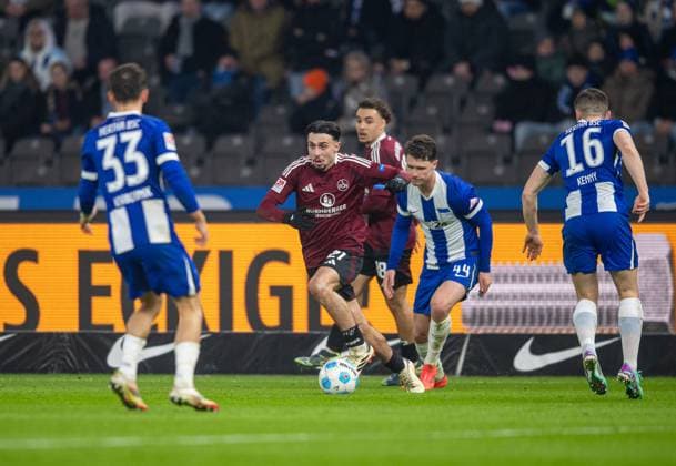 Soccer, Men, Season 2024 2025, 2 Bundesliga 23 Matchday , Hertha BSC 1 FC Nürnberg, f l Michal Karbownik Hertha BSC , Berkay Yilmaz Nürnberg , Linus Gechter Hertha BSC , Jonjoe Kenny Hertha BSC , 21 02 2025, Copyright: xSebastianxRäppold MatthiasxKochx