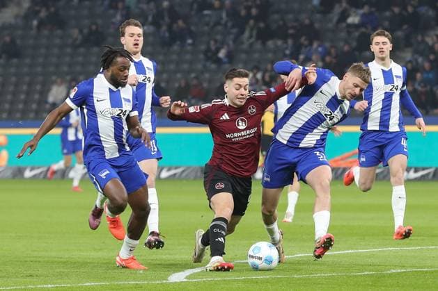 21 02 2025, xtgx, Soccer 2 Bundesliga, Hertha BSC Berlin 1 FC Nuernberg emspor, v l Deyovaisio Zeefuik Hertha, 42 , Stefanos Tzimas Nuernberg, 9 , Marton Dardai Hertha, 31 duel, fight, tackle DFL DFB REGULATIONS PROHIBIT ANY USE OF PHOTOGRAPHS as IMAGE SEQUENCES and or QUASI VIDEO Berlin