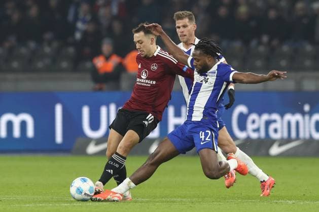 21 02 2025, xtgx, Football 2 Bundesliga, Hertha BSC Berlin 1 FC Nuernberg emspor, v l Julian Justvan Nuernberg, 10 , Deyovaisio Zeefuik Hertha, 42 duel, duel, fight, tackle DFL DFB REGULATIONS PROHIBIT ANY USE OF PHOTOGRAPHS as IMAGE SEQUENCES and or QUASI VIDEO Berlin