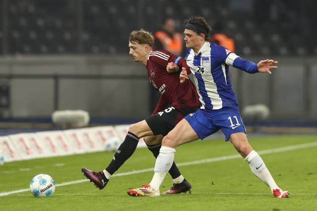 21 02 2025, xtgx, Soccer 2 Bundesliga, Hertha BSC Berlin 1 FC Nuernberg emspor, v l Tim Drexler Nuernberg, 5 , Fabian Reese Hertha, 11 duel, duel, fight, tackle DFL DFB REGULATIONS PROHIBIT ANY USE OF PHOTOGRAPHS as IMAGE SEQUENCES and or QUASI VIDEO Berlin