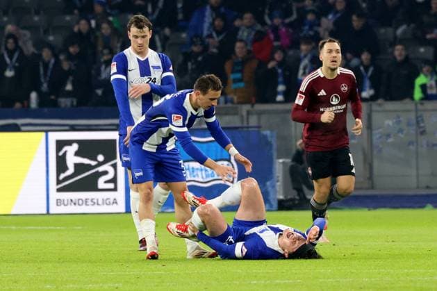 DEU, DFL, 2 FBL, Hertha BSC vs 1 FC Nuernberg, 21 02 2025, Berliner Olympiastadion, Berlin, DEU, DFL, 2 FBL, Hertha BSC vs 1 FC Nuernberg, pictured Fabian Reese Hertha BSC Berlin 11 injured, Michal Karbownik Hertha BSC Berlin 33 , Linus Gechter Hertha BSC Berlin 44 ,m Justvan, Julian 1 FC Nuernberg 10 DFL regulations prohibit any use of Photographs as image sequences and or quasi video Foto Juergen Engler nordphoto GmbH nordphotoxGmbHx xEngler nph00076