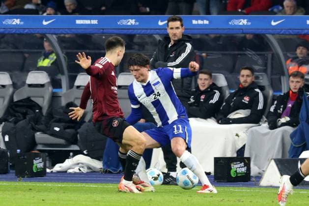 DEU, DFL, 2 FBL, Hertha BSC vs 1 FC Nuernberg, 21 02 2025, Berliner Olympiastadion, Berlin, DEU, DFL, 2 FBL, Hertha BSC vs 1 FC Nuernberg, in the picture Fabian Reese Hertha BSC Berlin 11 , Justvan, Julian 1 FC Nuernberg 10 , Head coach Miroslav Klose 1 FC Nuernberg DFL regulations prohibit any use of Photographs as image sequences and or quasi video Foto Juergen Engler nordphoto GmbH nordphotoxGmbHx xEngler nph00076