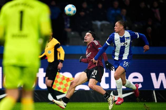 Berkay Yilmaz 1 FC Nuernberg, 21 , Derry Scherhant Hertha BSC, 39 , GER, Hertha BSC vs 1 FC Nuernberg, Soccer Men, 2 Bundesliga, Season 2024 2025, Matchday 23, 21 02 2025 DFL REGULATES PROHIBIT ANY USE OF PHOTOGRAPHS AS IMAGE SEQUENCES AND OR QUASI VIDEO GER, Hertha BSC vs 1 FC Nuernberg, Soccer men, 2 Bundesliga, Season 2024 2025, 23 Matchday, 21 02 2025 Berlin Copyright: xClaudiusxRauch,xEibner-Pressefotox xClaudiusxRauchx EP_CRH