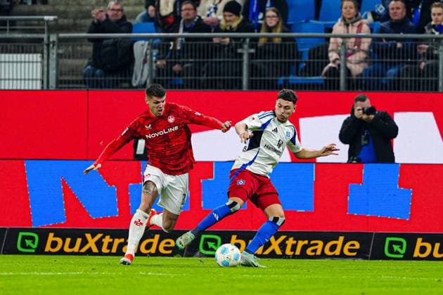 Erik Wekesser 1 FC Kaiserslautern, 13 , William Mikelbrencis Hamburger SV, 02 GER, Hamburger SV vs 1 FC Kaiserslautern, Football, 2 Bundesliga, Matchday 23, Season 2024 2025, 21 02 2025 DFL REGULATIONS PROHIBIT ANY USE OF PHOTOGRAPHS AS IMAGE SEQUENCES AND OR QUASI VIDEO GER, Hamburger SV vs 1 FC Kaiserslautern, Football, 2 Bundesliga, Matchday 23, Season 2024 2025, 21 02 2025 Hamburg Copyright: xEibner-Pressefoto MarcelxvonxFehrnx EP_MFN