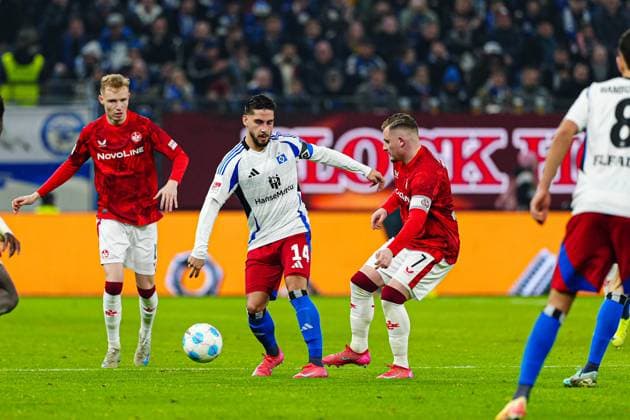 Ludovit Reis Hamburger SV, 14 , Marlon Ritter 1 FC Kaiserslautern, 07 GER, Hamburger SV vs 1 FC Kaiserslautern, Football, 2 Bundesliga, Matchday 23, Season 2024 2025, 21 02 2025 DFL REGULATIONS PROHIBIT ANY USE OF PHOTOGRAPHS AS IMAGE SEQUENCES AND OR QUASI VIDEO GER, Hamburger SV vs 1 FC Kaiserslautern, Football, 2 Bundesliga, Matchday 23, Season 2024 2025, 21 02 2025 Hamburg Copyright: xEibner-Pressefoto MarcelxvonxFehrnx EP_MFN