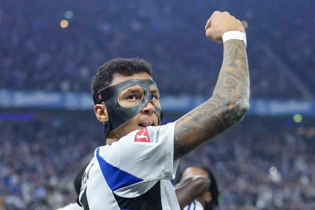 Davie Selke Hamburger SV cheers, 2 Bundesliga, Hamburger SV vs 1 FC Kaiserslautern, Volksparkstadion, February 21, 2025 in Hamburg, Germany Photo by Marco Steinbrenner DeFodi Images Davie Selke Hamburger SV cheers, 2 Bundesliga, Hamburger SV vs 1 FC Kaiserslautern, Volksparkstadion, February 21, 2025 in Hamburg, Germany Photo by Marco Steinbrenner DeFodi Images DFB DFL REGULATIONS PROHIBIT ANY USE OF PHOTOGRAPHS AS IMAGE SEQUENCES AND OR QUASI VIDEO