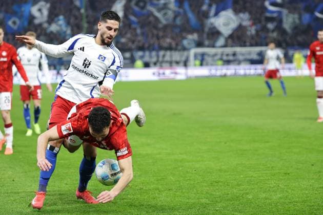 GER,Hamburg, HSV , 2 Bundesliga , Football, DFB, Hamburger SV vs 1 FC Kaiserslautern , im Hamburger Volksparkstadion , 21 02 2025 , v l Ludovit Reis Hamburger SV , 14 , Maximilian Bauer 1 FC Kaiserslautern , 5 DFL regulations prohibit any use of photographs as image sequences and or quasi video Copyright: HMBxMedia FernandoxSoares