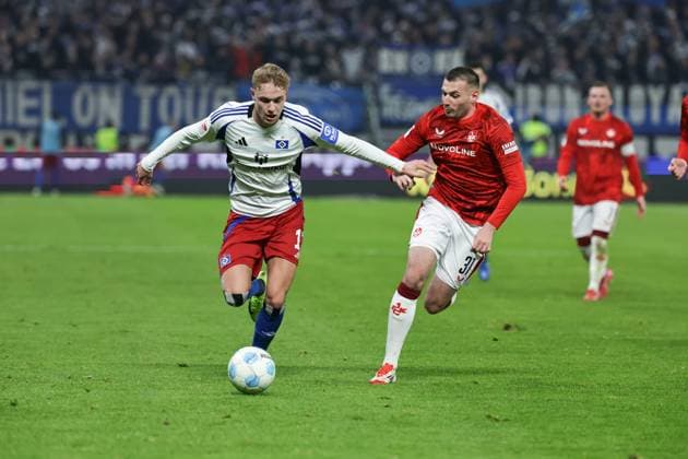 GER,Hamburg, HSV , 2 Bundesliga , Football, DFB, Hamburger SV vs 1 FC Kaiserslautern , im Hamburger Volksparkstadion , 21 02 2025 , v l Karabec Hamburger SV , 17 ,Luca Sirch 1 FC Kaiserslautern , 31 DFL regulations prohibit any use of photographs as image sequences and or quasi video Copyright: HMBxMedia FernandoxSoares