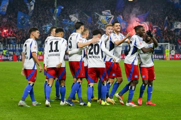 GER,Hamburg, HSV , 2 Bundesliga , Soccer, DFB, Hamburger SV vs 1 FC Kaiserslautern , in Hamburger Volksparkstadion , 21 02 2025 , v l Fabio Balde Hamburger SV , 45 makes the goal to 3 0 the team cheers, cheers with DFL regulations prohibit any use of photographs as image sequences and or quasi video Copyright: HMBxMedia FernandoxSoares