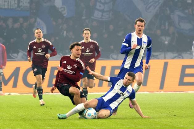 DEU, DFL, 2 FBL, Hertha BSC vs 1 FC Nuernberg, 21 02 2025, Berliner Olympiastadion, Berlin, DEU, DFL, 2 FBL, Hertha BSC vs 1 FC Nuernberg, im Bild Jonjoe Kenny Hertha BSC Berlin 16 , Justvan, Julian 1 FC Nuernberg 10 DFL regulations prohibit any use of Photographs as image sequences and or quasi video Foto Juergen Engler nordphoto GmbH nordphotoxGmbHx xEngler nph00076