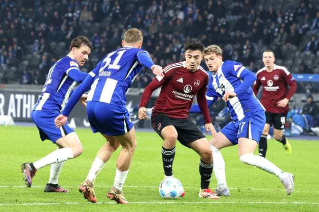 DEU, DFL, 2 FBL, Hertha BSC vs 1 FC Nuernberg, 21 02 2025, Berliner Olympiastadion, Berlin, DEU, DFL, 2 FBL, Hertha BSC vs 1 FC Nuernberg, in the picture Pascal Klemens Hertha BSC Berlin 41 , Marton Dardai Hertha BSC Berlin 31 , Michael Cuisance Hertha BSC Berlin 27 , Castrop, Jens 1 FC Nuernberg 17 DFL regulations prohibit any use of Photographs as image sequences and or quasi video Foto Juergen Engler nordphoto GmbH nordphotoxGmbHx xEngler nph00076
