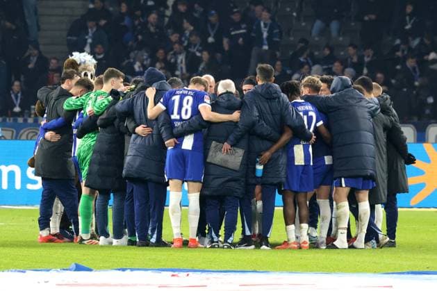 DEU, DFL, 2 FBL, Hertha BSC vs 1 FC Nuernberg, 21 02 2025, Berliner Olympiastadion, Berlin, DEU, DFL, 2 FBL, Hertha BSC vs 1 FC Nuernberg, im Bild Hertha Spielerkreis DFL regulations prohibit any use of Photographs as image sequences and or quasi video Foto Juergen Engler nordphoto GmbH nordphotoxGmbHx xEngler nph00076