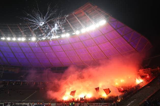 DEU, DFL, 2 FBL, Hertha BSC vs 1 FC Nuernberg, 21 02 2025, Berliner Olympiastadion, Berlin, DEU, DFL, 2 FBL, Hertha BSC vs 1 FC Nuernberg, im Bild Nuernberger Fans, Pyro DFL regulations prohibit any use of Photographs as image sequences and or quasi video Foto Juergen Engler nordphoto GmbH nordphotoxGmbHx xEngler nph00076