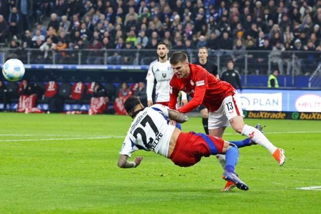 GER,Hamburg, HSV , 2 Bundesliga , Football, DFB, Hamburger SV vs 1 FC Kaiserslautern , im Hamburger Volksparkstadion , 21 02 2025 , v l Davie Selke Hamburger SV , 27 wird gefault , Erik Wekesser 1 FC Kaiserslautern , 13 DFL regulations prohibit any use of photographs as image sequences and or quasi video Copyright: HMBxMedia FernandoxSoares