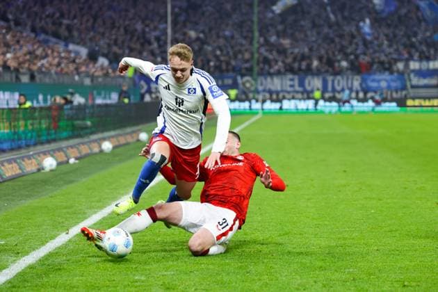 GER,Hamburg, HSV , 2 Bundesliga , Soccer, DFB, Hamburger SV vs 1 FC Kaiserslautern , in Hamburger Volksparkstadion , 21 02 2025 , v l Adam Karabec Hamburger SV , 17 is fouled by Luca Sirch 1 FC Kaiserslautern , 31 DFL regulations prohibit any use of photographs as image sequences and or quasi video Copyright: HMBxMedia FernandoxSoares