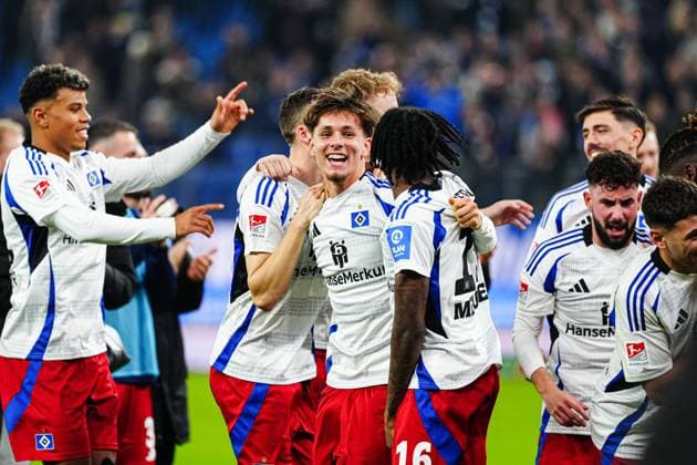 Hamburger SV celebrates with the fans after winning the match GER, Hamburger SV vs 1 FC Kaiserslautern, Football, 2 Bundesliga, Matchday 23, Season 2024 2025, 21 02 2025 DFL REGULATES PROHIBIT ANY USE OF PHOTOGRAPHS AS IMAGE SEQUENCES AND OR QUASI VIDEO GER, Hamburger SV vs 1 FC Kaiserslautern, Football, 2 Bundesliga, Matchday 23, Season 2024 2025, 21 02 2025 Hamburg Copyright: xEibner-Pressefoto MarcelxvonxFehrnx EP_MFN