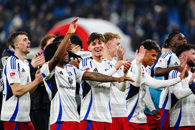 Hamburger SV celebrates with the fans after winning the match GER, Hamburger SV vs 1 FC Kaiserslautern, Football, 2 Bundesliga, Matchday 23, Season 2024 2025, 21 02 2025 DFL REGULATES PROHIBIT ANY USE OF PHOTOGRAPHS AS IMAGE SEQUENCES AND OR QUASI VIDEO GER, Hamburger SV vs 1 FC Kaiserslautern, Football, 2 Bundesliga, Matchday 23, Season 2024 2025, 21 02 2025 Hamburg Copyright: xEibner-Pressefoto MarcelxvonxFehrnx EP_MFN