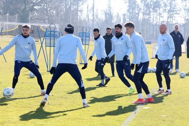 DEU, DFL, 2 FBL Hertha BSC, Training, 22 02 2025, Sportforum, Berlin, DEU, DFL, 2 FBL Hertha BSC, Training, im Bild Hertha Spielerkreis DFL regulations prohibit any use of Photographs as image sequences and or quasi video Foto Juergen Engler nordphoto GmbH nordphotoxGmbHx xEngler nph00076