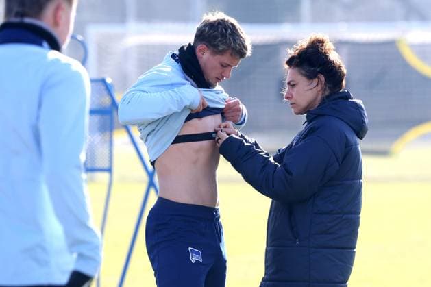 DEU, DFL, 2 FBL Hertha BSC, Training, 22 02 2025, Sportforum, Berlin, DEU, DFL, 2 FBL Hertha BSC, Training, im Bild Michael Cuisance Hertha BSC Berlin 27 , Physiotherapist Anne Kaube Hertha BSC DFL regulations prohibit any use of Photographs as image sequences and or quasi video Foto Juergen Engler nordphoto GmbH nordphotoxGmbHx xEngler nph00076