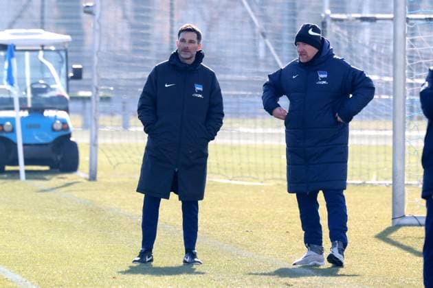 DEU, DFL, 2 FBL Hertha BSC, Training, 22 02 2025, Sportforum, Berlin, DEU, DFL, 2 FBL Hertha BSC, Training, im Bild Cheftrainer Stefan Leitl Hertha BSC Berlin , Andreas Zecke Neuendorf Hertha BSC DFL regulations prohibit any use of Photographs as image sequences and or quasi video Foto Juergen Engler nordphoto GmbH nordphotoxGmbHx xEngler nph00076