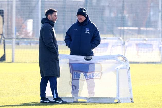 DEU, DFL, 2 FBL Hertha BSC, Training, 22 02 2025, Sportforum, Berlin, DEU, DFL, 2 FBL Hertha BSC, Training, im Bild Cheftrainer Stefan Leitl Hertha BSC Berlin , Andreas Zecke Neuendorf Hertha BSC DFL regulations prohibit any use of Photographs as image sequences and or quasi video Foto Juergen Engler nordphoto GmbH nordphotoxGmbHx xEngler nph00076