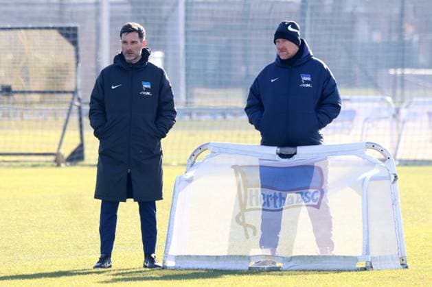 DEU, DFL, 2 FBL Hertha BSC, Training, 22 02 2025, Sportforum, Berlin, DEU, DFL, 2 FBL Hertha BSC, Training, im Bild Cheftrainer Stefan Leitl Hertha BSC Berlin , Andreas Zecke Neuendorf Hertha BSC DFL regulations prohibit any use of Photographs as image sequences and or quasi video Foto Juergen Engler nordphoto GmbH nordphotoxGmbHx xEngler nph00076
