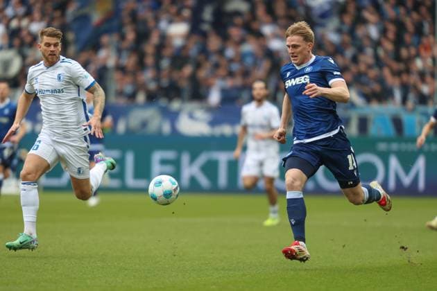 Mikkel Kaufmann (Karlsruher SC, 14) im Laufduell mit Mathisen Marcus (1. FC Magdeburg, 16), Karlsruher SC vs. 1. FC Magdeburg Fussball, 2. Bundesliga, 23. Spieltag, 2024 2025, 21.02.2025, DFL REGULATIONS PROHIBIT ANY USE OF PHOTOGRAPHS AS IMAGE SEQUENCES AND OR QUASI-VIDEO, Karlsruher SC vs. 1. FC Magdeburg Fussball, 2. Bundesliga, 23. Spieltag, 2024 2025, 21.02.2025 Karlsruhe Copyright: xEibner-Pressefoto JanxPrihodax EP_JPA