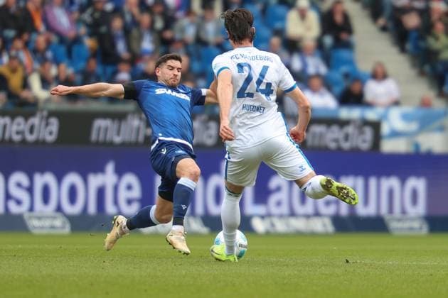 Robin Heusser (Karlsruher SC, 05) gegen Hugonet Jean (1. FC Magdeburg, 24), Karlsruher SC vs. 1. FC Magdeburg Fussball, 2. Bundesliga, 23. Spieltag, 2024 2025, 21.02.2025, DFL REGULATIONS PROHIBIT ANY USE OF PHOTOGRAPHS AS IMAGE SEQUENCES AND OR QUASI-VIDEO, Karlsruher SC vs. 1. FC Magdeburg Fussball, 2. Bundesliga, 23. Spieltag, 2024 2025, 21.02.2025 Karlsruhe Copyright: xEibner-Pressefoto JanxPrihodax EP_JPA