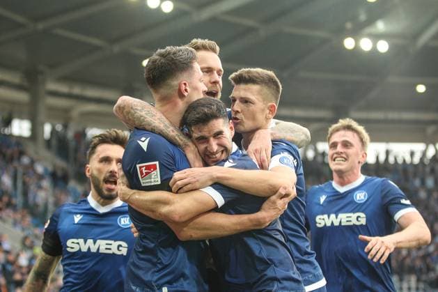 Robin Heusser Karlsruher SC, 05 happy about Nicolai Rapps equalizer Karlsruher SC, 17 Marvin Wanitzek Karlsruher SC, 10 , Karlsruher SC vs 1 FC Magdeburg Football, 2 Bundesliga, Matchday 23, 2024 2025, 21 02 2025, DFL REGULATES PROHIBIT ANY USE OF PHOTOGRAPHS AS IMAGE SEQUENCES AND OR QUASI VIDEO, Karlsruher SC vs 1 FC Magdeburg Football, 2 Bundesliga, Matchday 23, 2024 2025, 21 02 2025 Karlsruhe Copyright: xEibner-Pressefoto JanxPrihodax EP_JPA