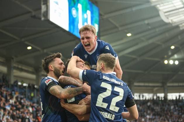 Mikkel Kaufmann Karlsruher SC, 14 in joy about the equalizer by Nicolai Rapp Karlsruher SC, 17 , Karlsruher SC vs 1 FC Magdeburg Football, 2 Bundesliga, 23 Matchday, 2024 2025, 21 02 2025, DFL REGULATIONS PROHIBIT ANY USE OF PHOTOGRAPHS AS IMAGE SEQUENCES AND OR QUASI VIDEO, Karlsruher SC vs 1 FC Magdeburg Football, 2 Bundesliga, 23 Matchday, 2024 2025, 21 02 2025 Karlsruhe Copyright: xEibner-Pressefoto JanxPrihodax EP_JPA