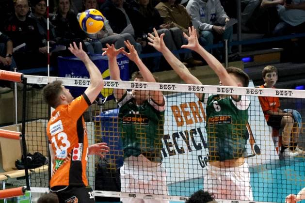 DEU, DVV, 1 VBL, BR Volleys vs FT 1844 Freiburg, 22 02 2025, Max Schmeling Halle, Berlin, DEU, DVV, 1 VBL, BR Volleys vs FT 1844 Freiburg, in the picture Ruben Schott BR Volleys 13 , Marco Frohberg FT 1844 Freiburg 10 , Frederik Frisch FT 1844 Freiburg 6 Foto Juergen Engler nordphoto GmbH nordphotoxGmbHx xEngler nph00076
