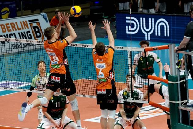 DEU, DVV, 1 VBL, BR Volleys vs FT 1844 Freiburg, 22 02 2025, Max Schmeling Halle, Berlin, DEU, DVV, 1 VBL, BR Volleys vs FT 1844 Freiburg, in the picture Florian Krage BR Volleys 18 , Johannes Tille BR Volleys 6 , Anton Jung FT 1844 Freiburg 8 , Jonathan Schoenhagen FT 1844 Freiburg 15 Photo Juergen Engler nordphoto GmbH nordphotoxGmbHx xEngler nph00076