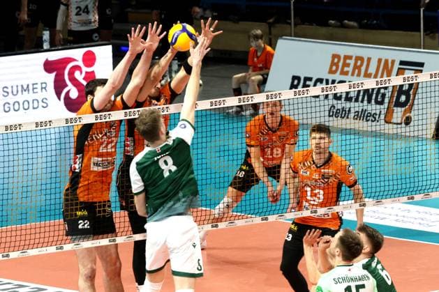 DEU, DVV, 1 VBL, BR Volleys vs FT 1844 Freiburg, 22 02 2025, Max Schmeling Halle, Berlin, DEU, DVV, 1 VBL, BR Volleys vs FT 1844 Freiburg, in the picture Jake Hanes BR Volleys 22 , Neheimjah Mote BR Volleys 5 , Anton Jung FT 1844 Freiburg 8 Foto Juergen Engler nordphoto GmbH nordphotoxGmbHx xEngler nph00076