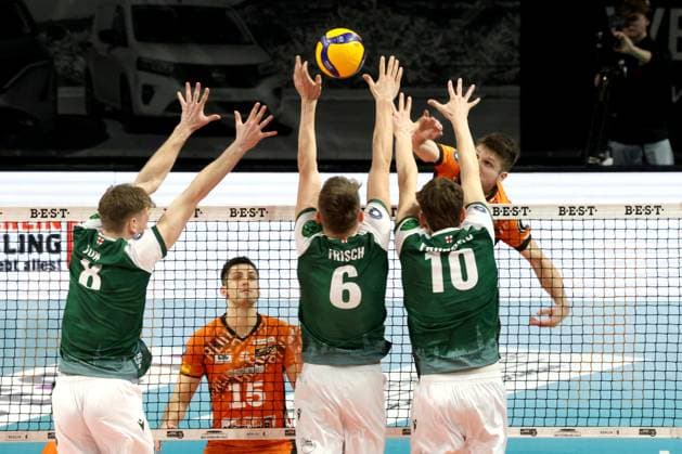 DEU, DVV, 1 VBL, BR Volleys vs FT 1844 Freiburg, 22 02 2025, Max Schmeling Halle, Berlin, DEU, DVV, 1 VBL, BR Volleys vs FT 1844 Freiburg, in the picture Ruben Schott BR Volleys 13 , Anton Jung FT 1844 Freiburg 8 , Frederik Frisch FT 1844 Freiburg 6 , Marco Frohberg FT 1844 Freiburg 10 Foto Juergen Engler nordphoto GmbH nordphotoxGmbHx xEngler nph00076