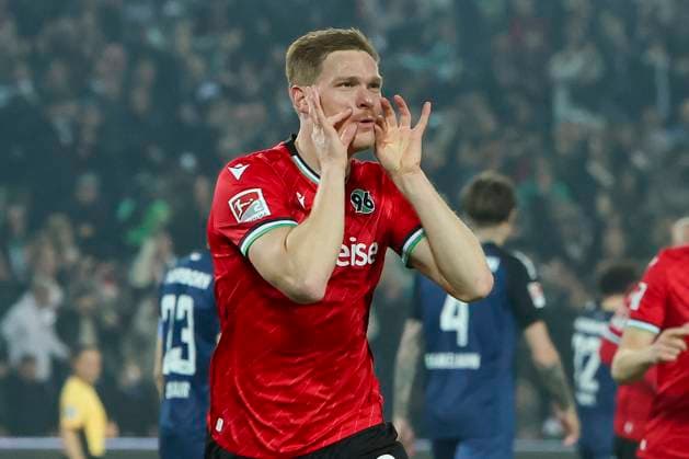 Marcel Halstenberg Hannover 96 celebrates his goal for 1 0, 2 Bundesliga, Hannover 96 vs SC Paderborn 07, Heinz von Heiden Arena, February 22, 2025 in Hanover, Germany Photo by Marco Steinbrenner DeFodi Images Marcel Halstenberg Hannover 96 celebrates after scoring his teams first goal, 2 Bundesliga, Hannover 96 vs SC Paderborn 07, Heinz von Heiden Arena, February 22, 2025 in Hanover, Germany Photo by Marco Steinbrenner DeFodi Images DFB DFL REGULATIONS PROHIBIT ANY USE OF PHOTOGRAPHS AS IMAGE SEQUENCES AND OR QUASI VIDEO