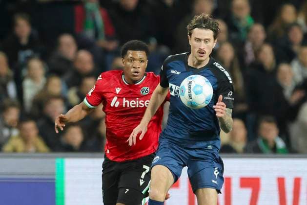 Jessic Ngankam Hannover 96 and Calvin Brackelmann SC Paderborn 07 battle for the ball, 2 Bundesliga, Hannover 96 vs SC Paderborn 07, Heinz von Heiden Arena, February 22, 2025 in Hanover, Germany Photo by Marco Steinbrenner DeFodi Images Jessic Ngankam Hannover 96 and Calvin Brackelmann SC Paderborn 07 battle for the ball, 2 Bundesliga, Hannover 96 vs SC Paderborn 07, Heinz von Heiden Arena, February 22, 2025 in Hanover, Germany Photo by Marco Steinbrenner DeFodi Images DFB DFL REGULATIONS PROHIBIT ANY USE OF PHOTOGRAPHS AS IMAGE SEQUENCES AND OR QUASI VIDEO