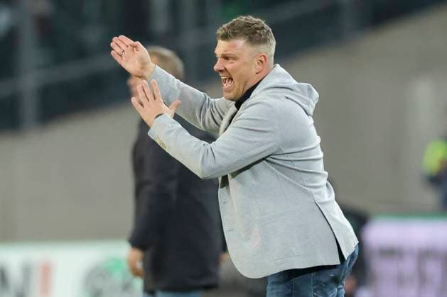 Coach Lukas Kwasniok SC Paderborn 07 gestures, 2 Bundesliga, Hannover 96 vs SC Paderborn 07, Heinz von Heiden Arena on February 22, 2025 in Hanover, Germany Photo by Marco Steinbrenner DeFodi Images Coach Lukas Kwasniok SC Paderborn 07 gestures, 2 Bundesliga, Hannover 96 vs SC Paderborn 07, Heinz von Heiden Arena, February 22, 2025 in Hanover, Germany Photo by Marco Steinbrenner DeFodi Images DFB DFL REGULATIONS PROHIBIT ANY USE OF PHOTOGRAPHS AS IMAGE SEQUENCES AND OR QUASI VIDEO