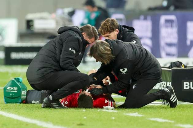 Enzo Leopold Hannover 96 is treated on the sideline in the face, 2 Bundesliga, Hannover 96 vs SC Paderborn 07, Heinz von Heiden Arena, February 22, 2025 in Hanover, Germany Photo by Marco Steinbrenner DeFodi Images Enzo Leopold Hannover 96 is treated on the sideline in the face, 2 Bundesliga, Hannover 96 vs SC Paderborn 07, Heinz von Heiden Arena, February 22, 2025 in Hanover, Germany Photo by Marco Steinbrenner DeFodi Images DFB DFL REGULATIONS PROHIBIT ANY USE OF PHOTOGRAPHS AS IMAGE SEQUENCES AND OR QUASI VIDEO