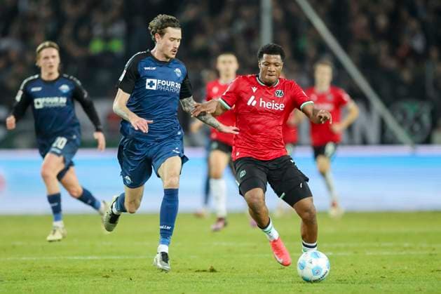 Calvin Brackelmann SC Paderborn 07 and Jessic Ngankam Hannover 96 battle for the ball, 2 Bundesliga, Hannover 96 vs SC Paderborn 07, Heinz von Heiden Arena, February 22, 2025 in Hanover, Germany Photo by Marco Steinbrenner DeFodi Images Calvin Brackelmann SC Paderborn 07 and Jessic Ngankam Hannover 96 battle for the ball, 2 Bundesliga, Hannover 96 vs SC Paderborn 07, Heinz von Heiden Arena, February 22, 2025 in Hanover, Germany Photo by Marco Steinbrenner DeFodi Images DFB DFL REGULATIONS PROHIBIT ANY USE OF PHOTOGRAPHS AS IMAGE SEQUENCES AND OR QUASI VIDEO